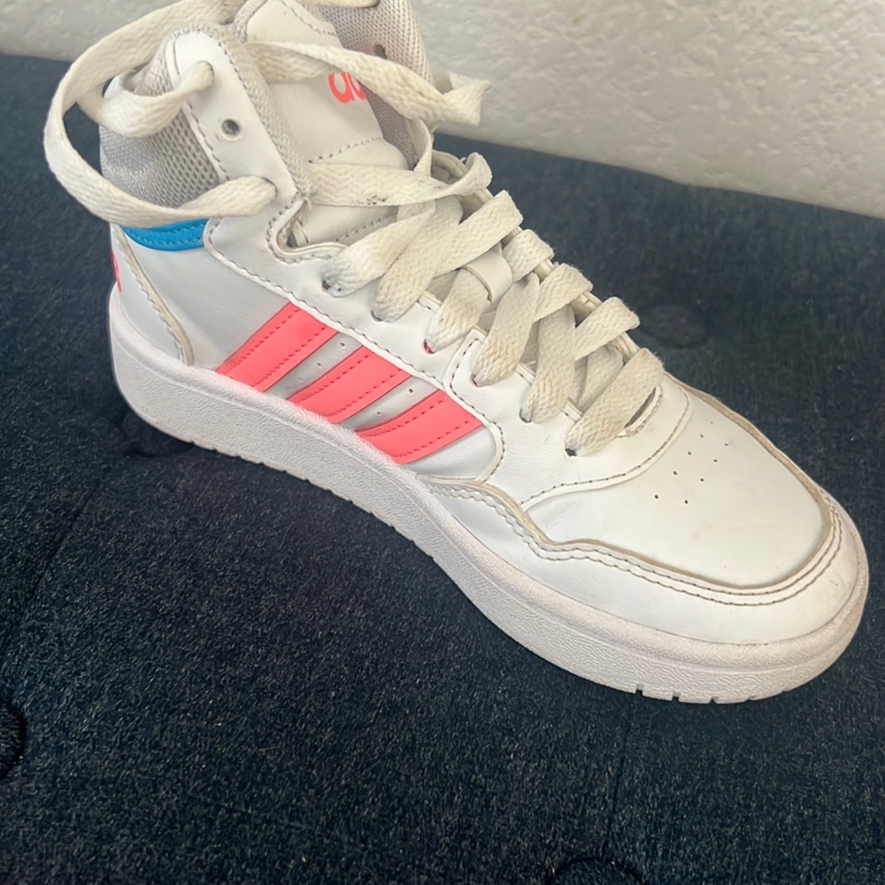 Toddler girls Basketball 🏀 shoes. Only wore one season.